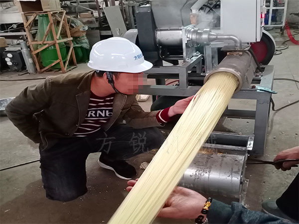 徐州客戶到廠選購(gòu)全自動(dòng)朝鮮冷面機(jī)并進(jìn)行試機(jī)