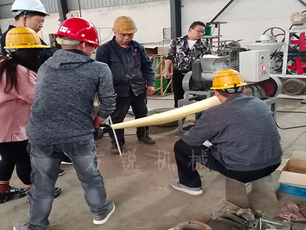 徐州客戶到廠選購全自動(dòng)朝鮮冷面機(jī)并進(jìn)行試機(jī)