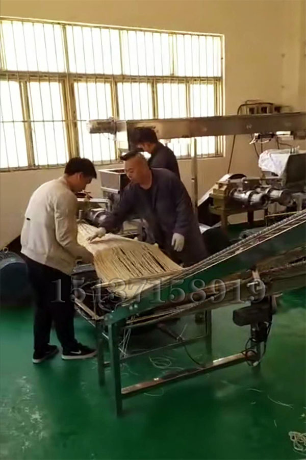 貴州全自動(dòng)米線機(jī)生產(chǎn)現(xiàn)場(chǎng)