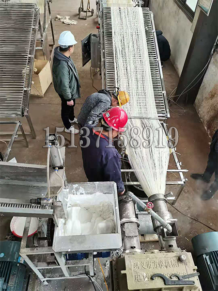 全自動(dòng)米線機(jī)試機(jī)現(xiàn)場(chǎng)